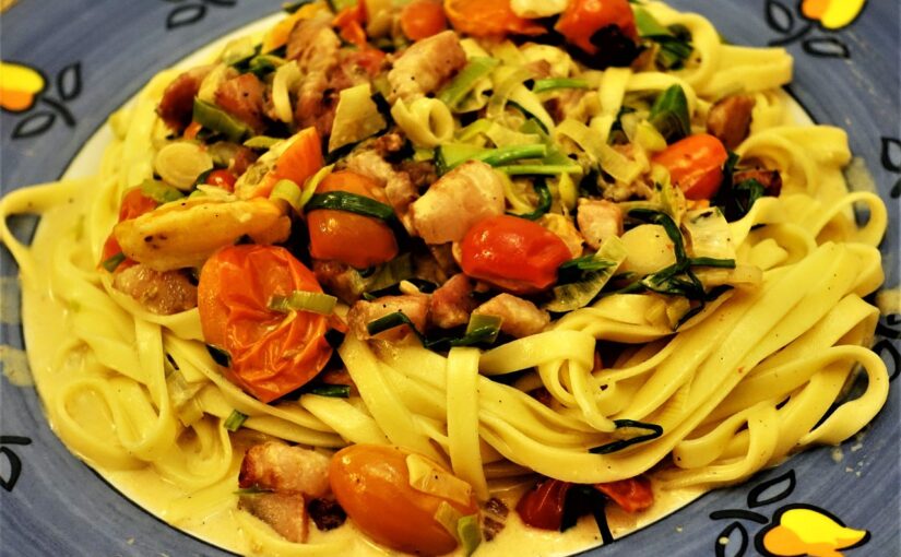 Macarrão com Alho Poró e Tomatinho no Creme de Leite